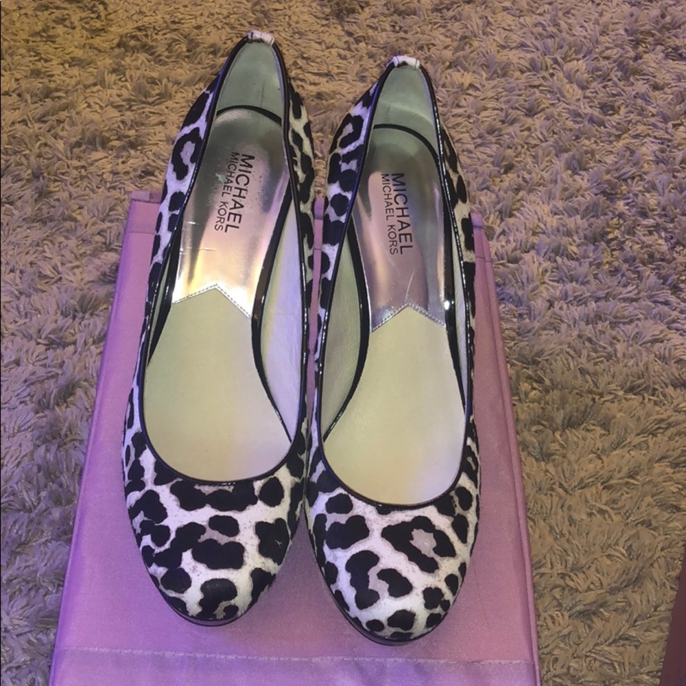 Gray, black and white leopard platform pump